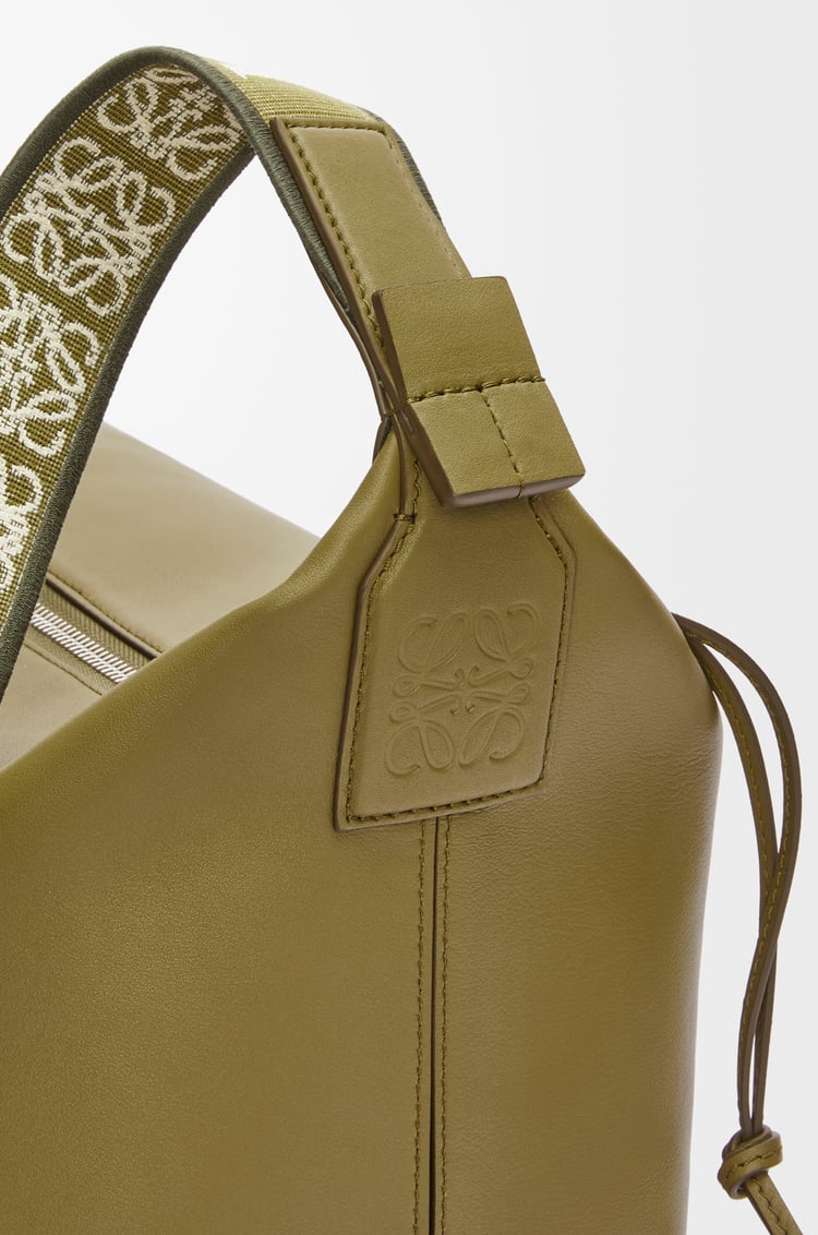 LOEWE 柔软光滑牛皮革和提花布 Cubi 斜挎包 橄榄绿