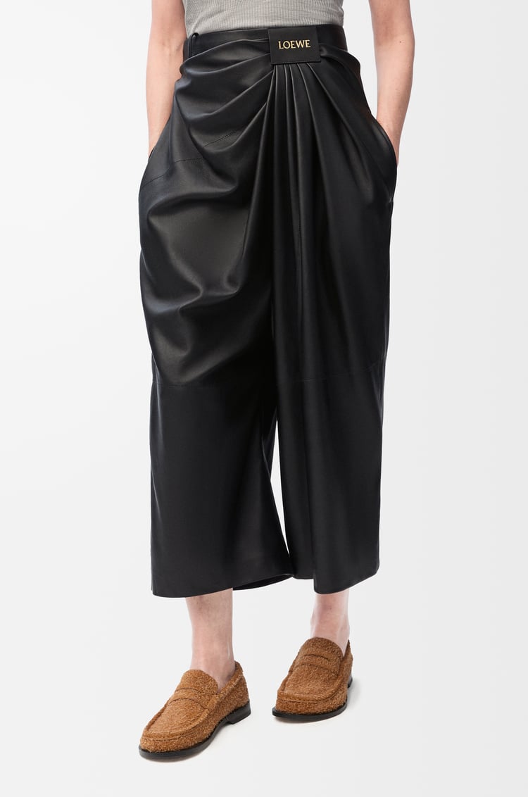 LOEWE Pantalón cropped drapeado en piel napa de cordero Negro