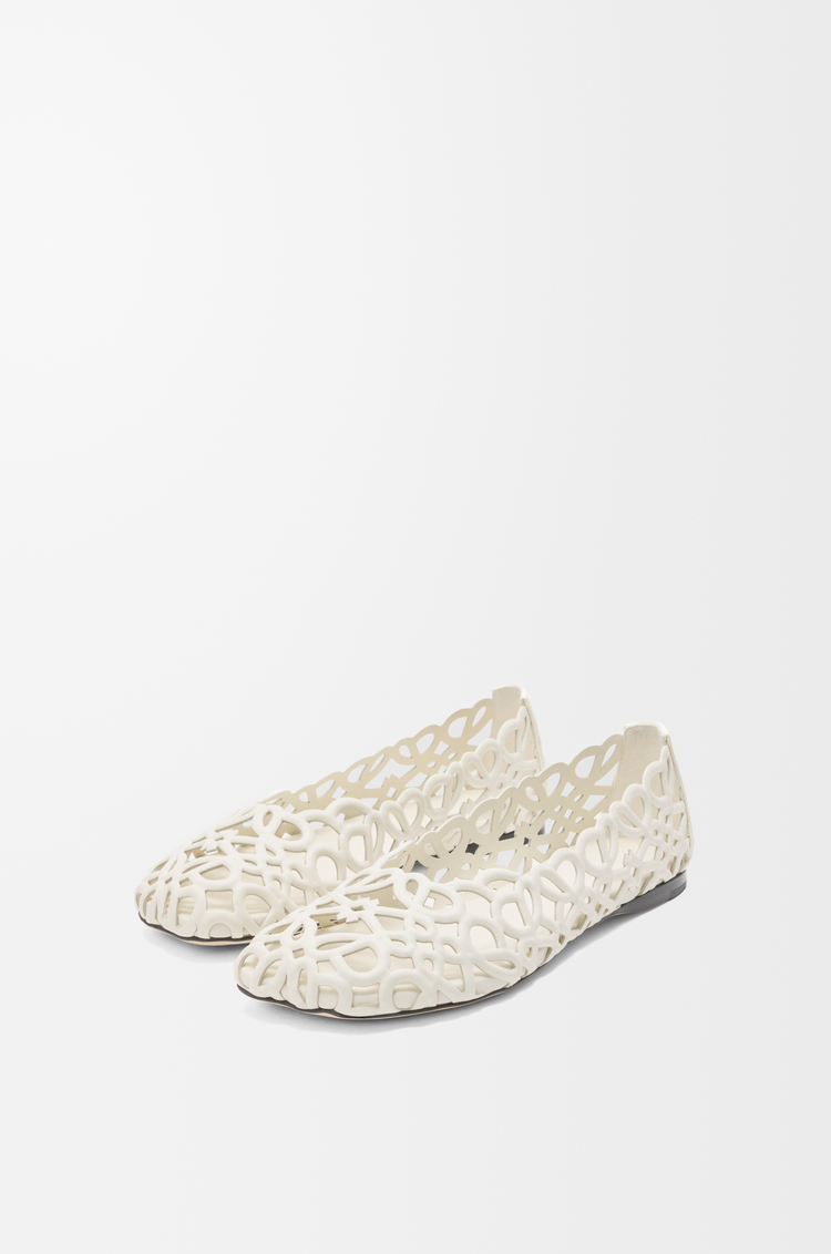 LOEWE Bailarina Petal Anagram en piel de cordero Blanco