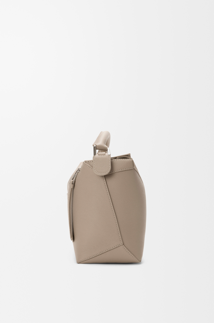 LOEWE Bolso Puzzle Edge mediano en piel de ternera graneada Arcilla