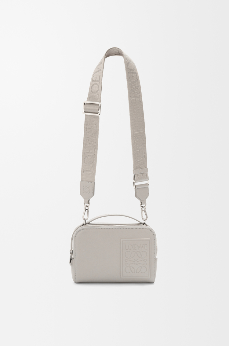 LOEWE クロスボディ カメラバッグ ミニ（サテンカーフ） シェルグレー