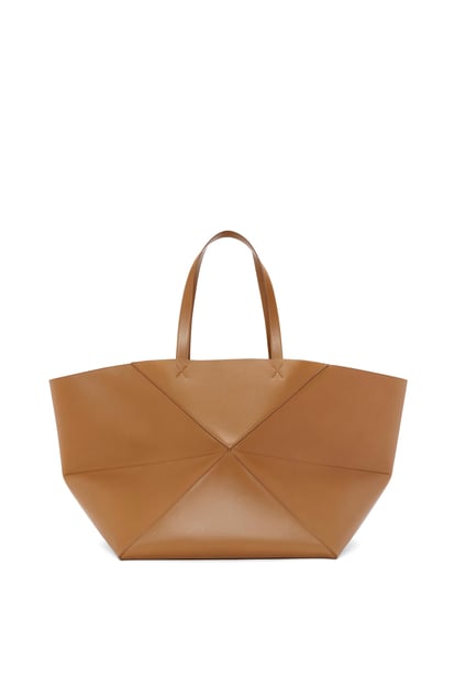 LOEWE XXL Puzzle Fold Tote in shiny calfskin 橡木色 plp_rd