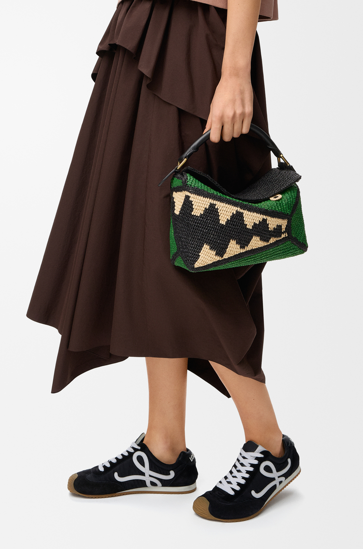 LOEWE 小号拉菲草和牛皮革 Puzzle Edge 手袋 黑色/绿色