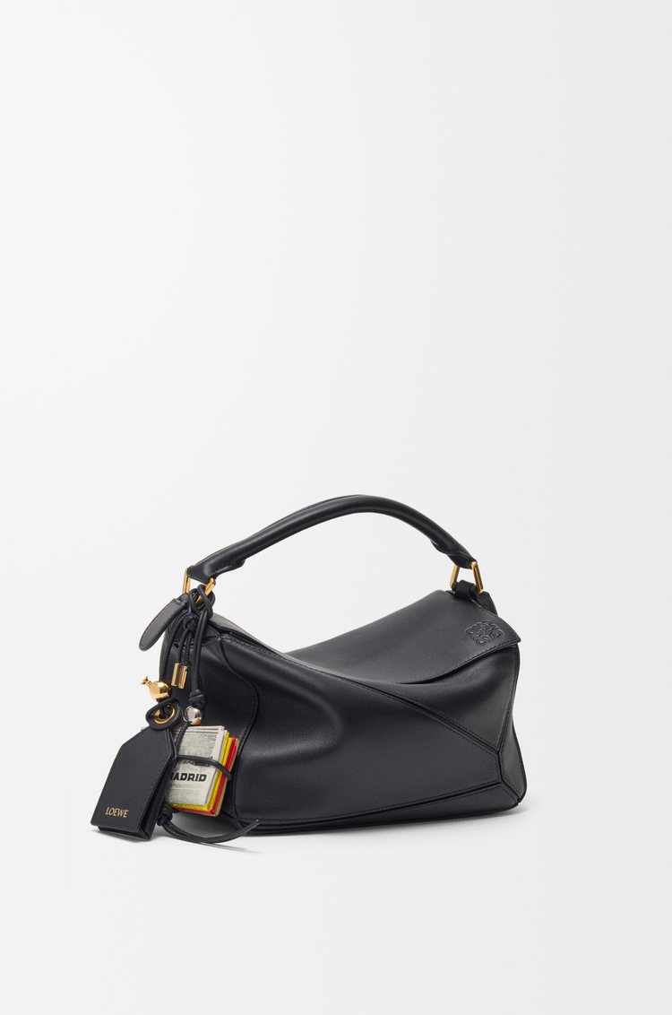 LOEWE Charm con forma de periódico en piel de ternera Multicolor