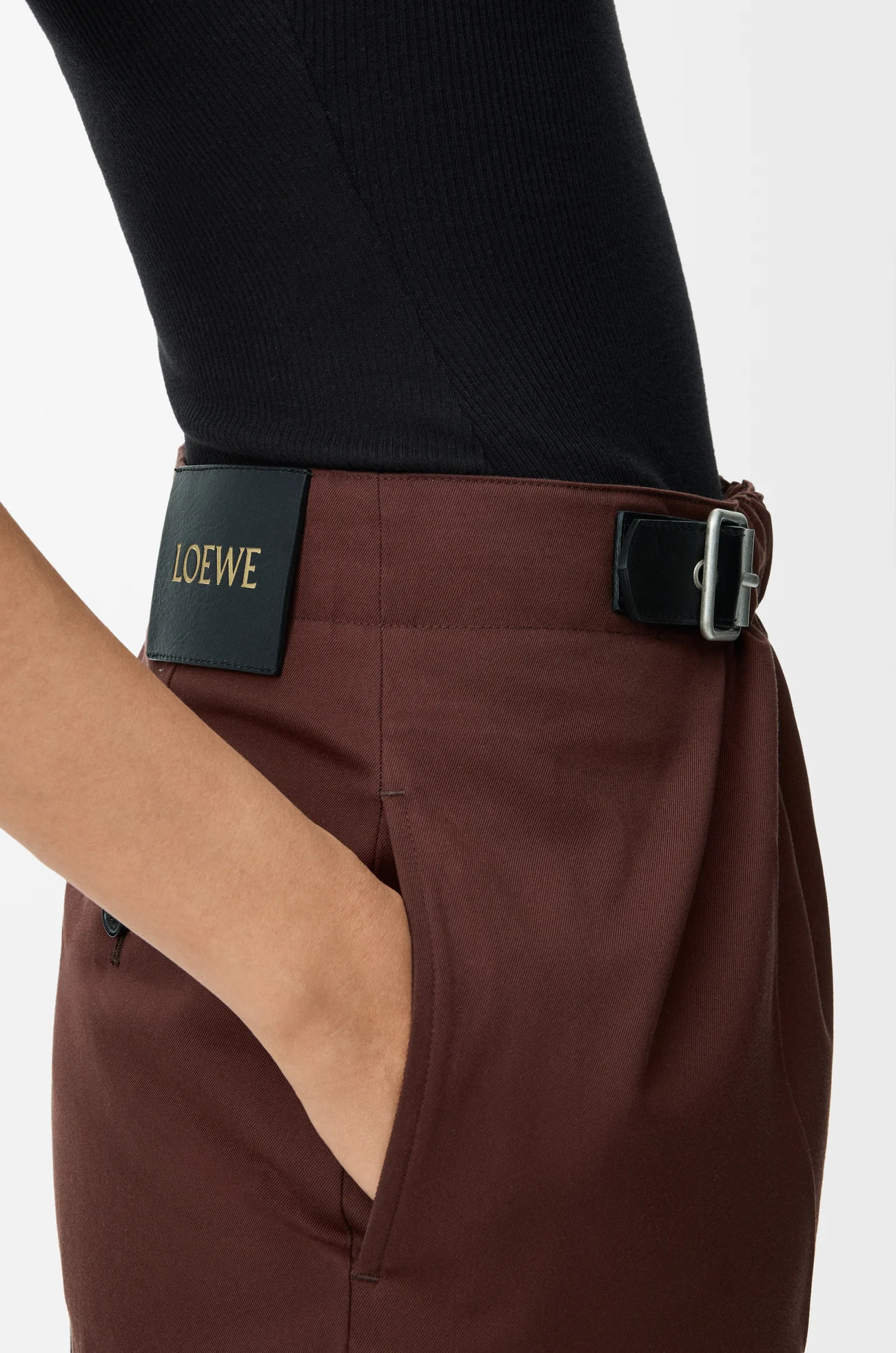 LOEWE Verkürzte Hose mit Gürtel aus Baumwolle und Seide Kaffeebraun