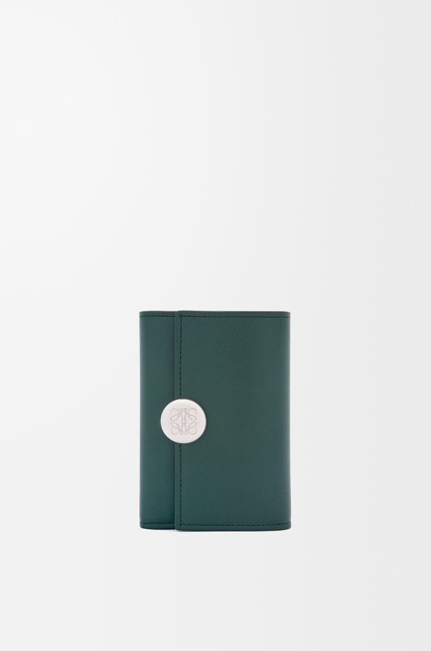 Pebble small vertical wallet in shiny nappa calfskin