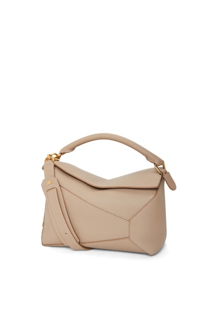 LOEWE Sac Puzzle Edge en cuir de veau grainé souple SABLE plp_rd