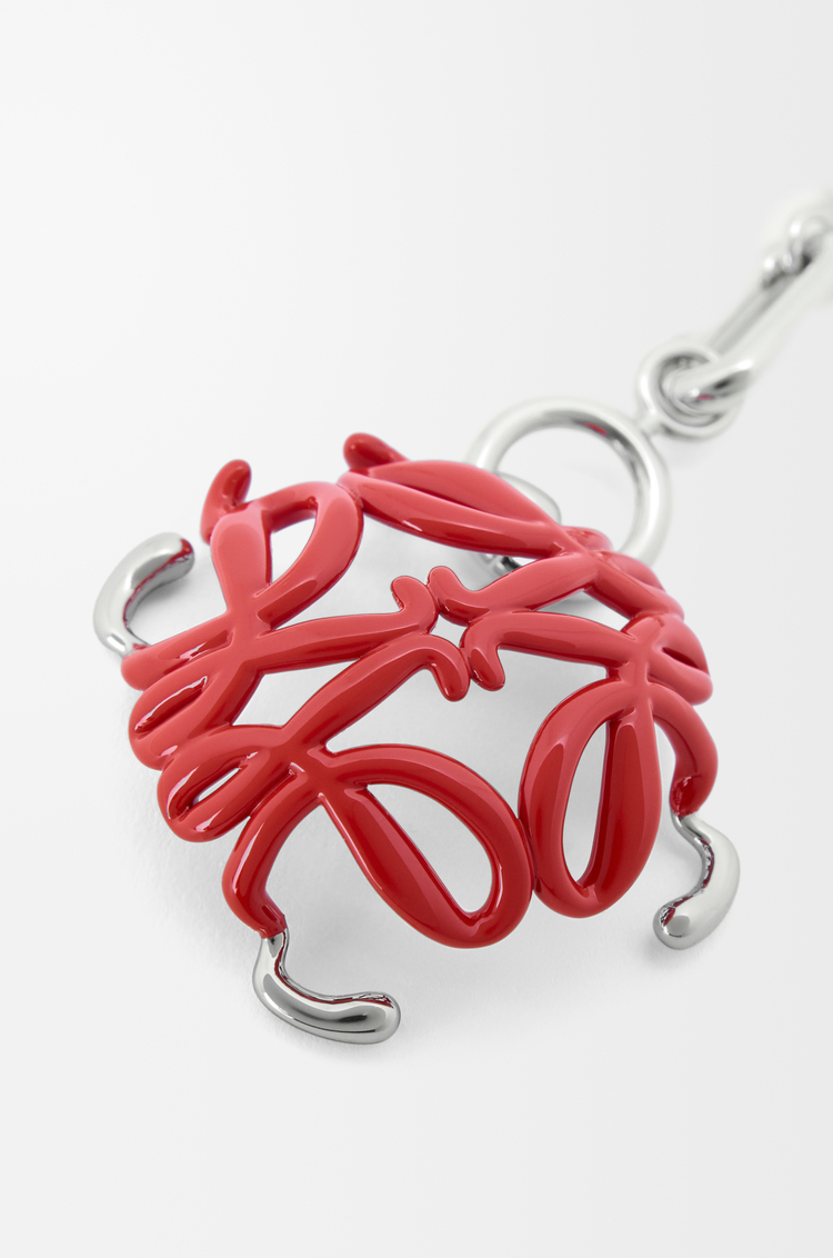 LOEWE Charm Scarabeo Anagram Plateado/Rojo