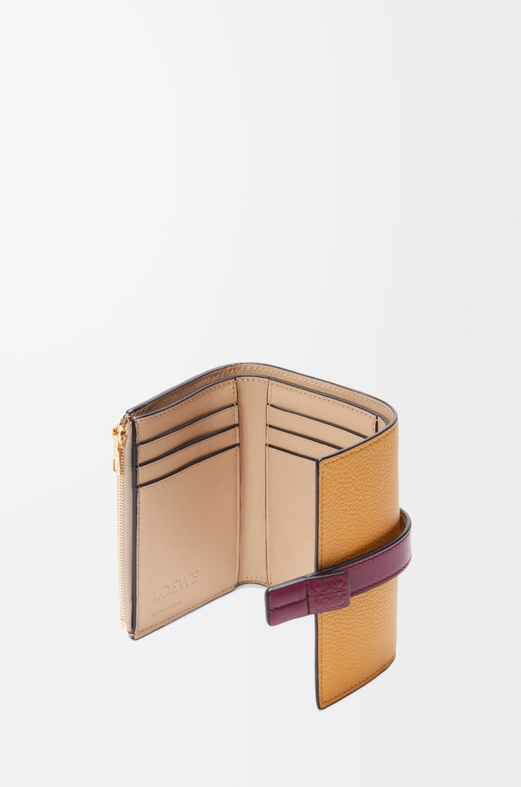 LOEWE バーティカル ウォレット スモール（ソフトグレインカーフ） ビスケット/クリムゾン/ペーパークラフト