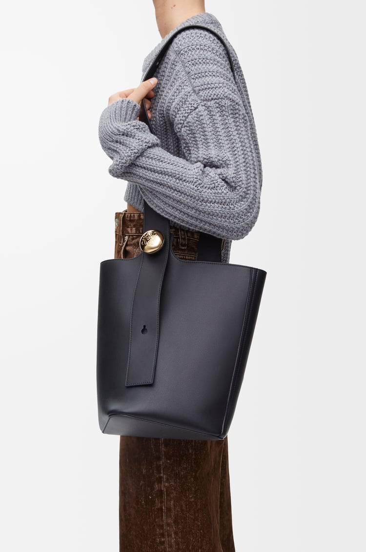 LOEWE ペブル バケットバッグ ミディアム（スムースカーフ） ブラック