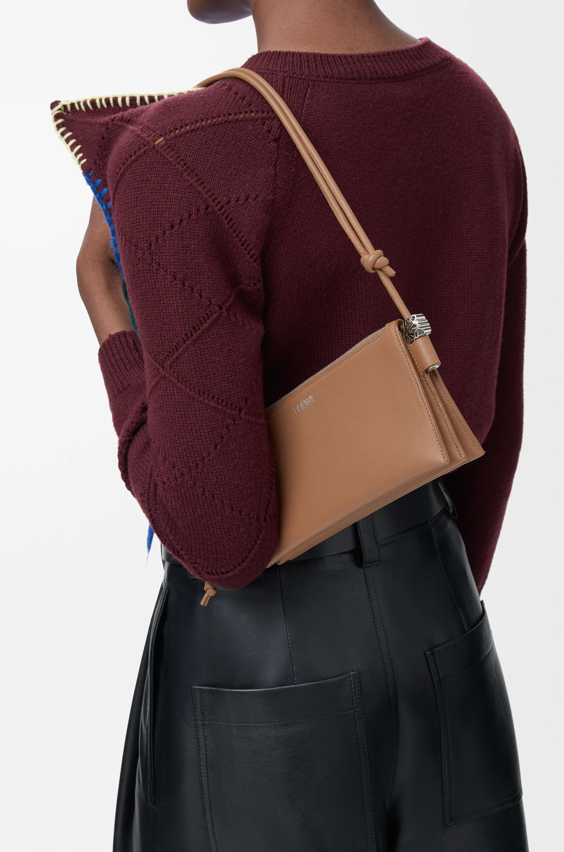 LOEWE 纳帕牛皮革 Joya 手拿包 摩卡色