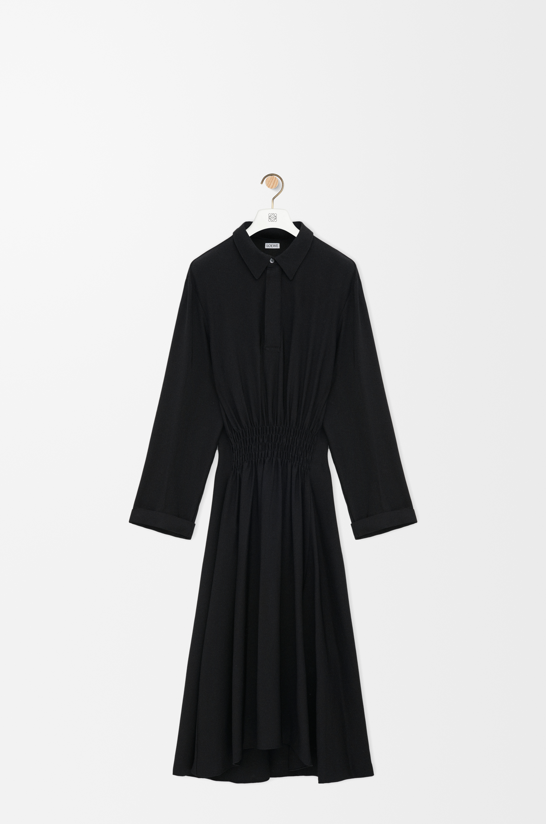 LOEWE CHAIN SHIRT DRESS⛓️ ロエベのエレガントなシャツドレス をご紹介。取り外し可能なドーナツチェーンは、肩がけすることでアシンメトリーな裾にアレンジできます。ミニ丈なので、ボトムスをレイヤード するコーディネートもおすすめです✨ DRESS Brand : LOEWE Price 