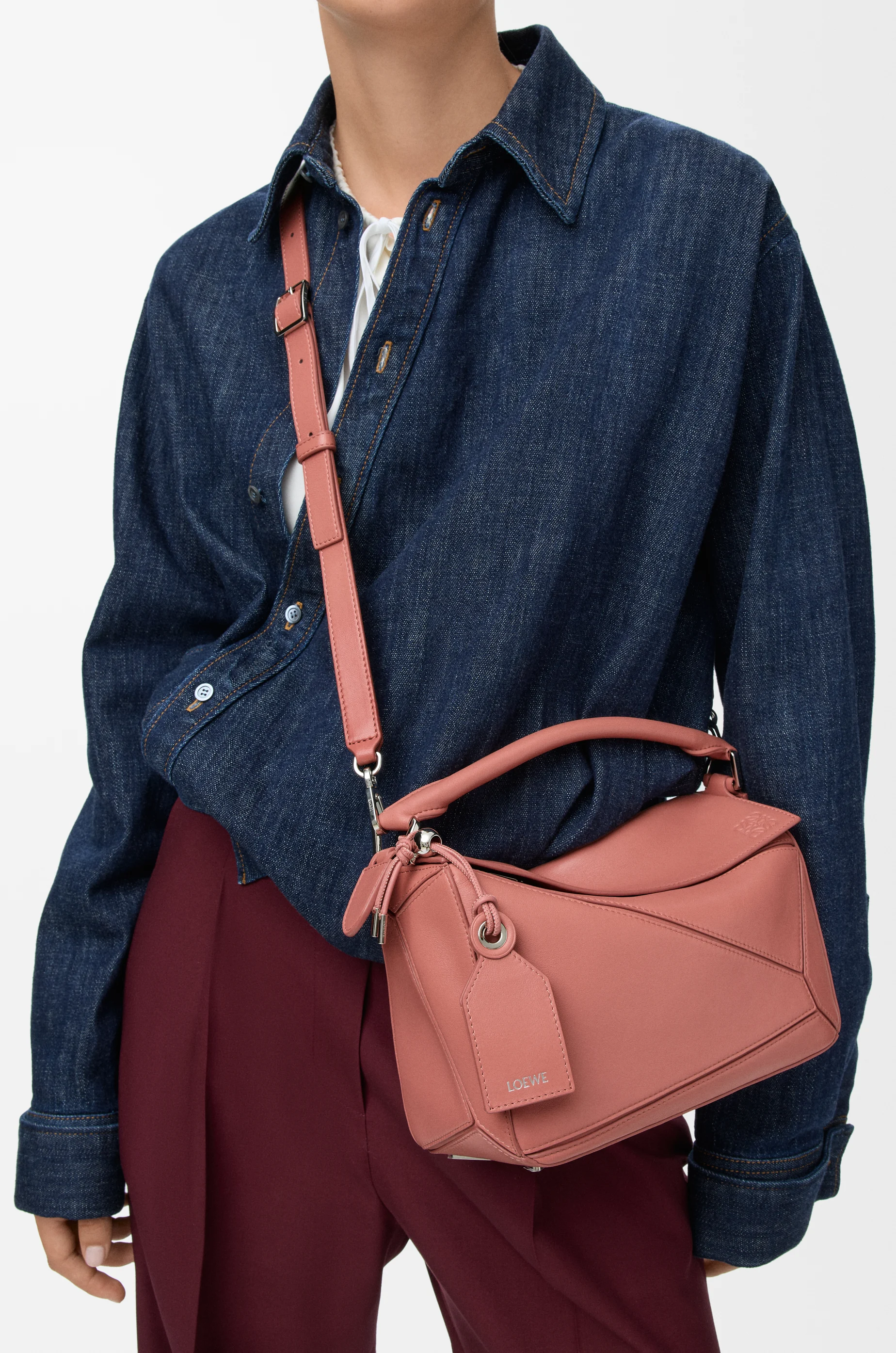 LOEWE Bolso Featherlight Puzzle pequeño en piel napa de cordero Empolvado