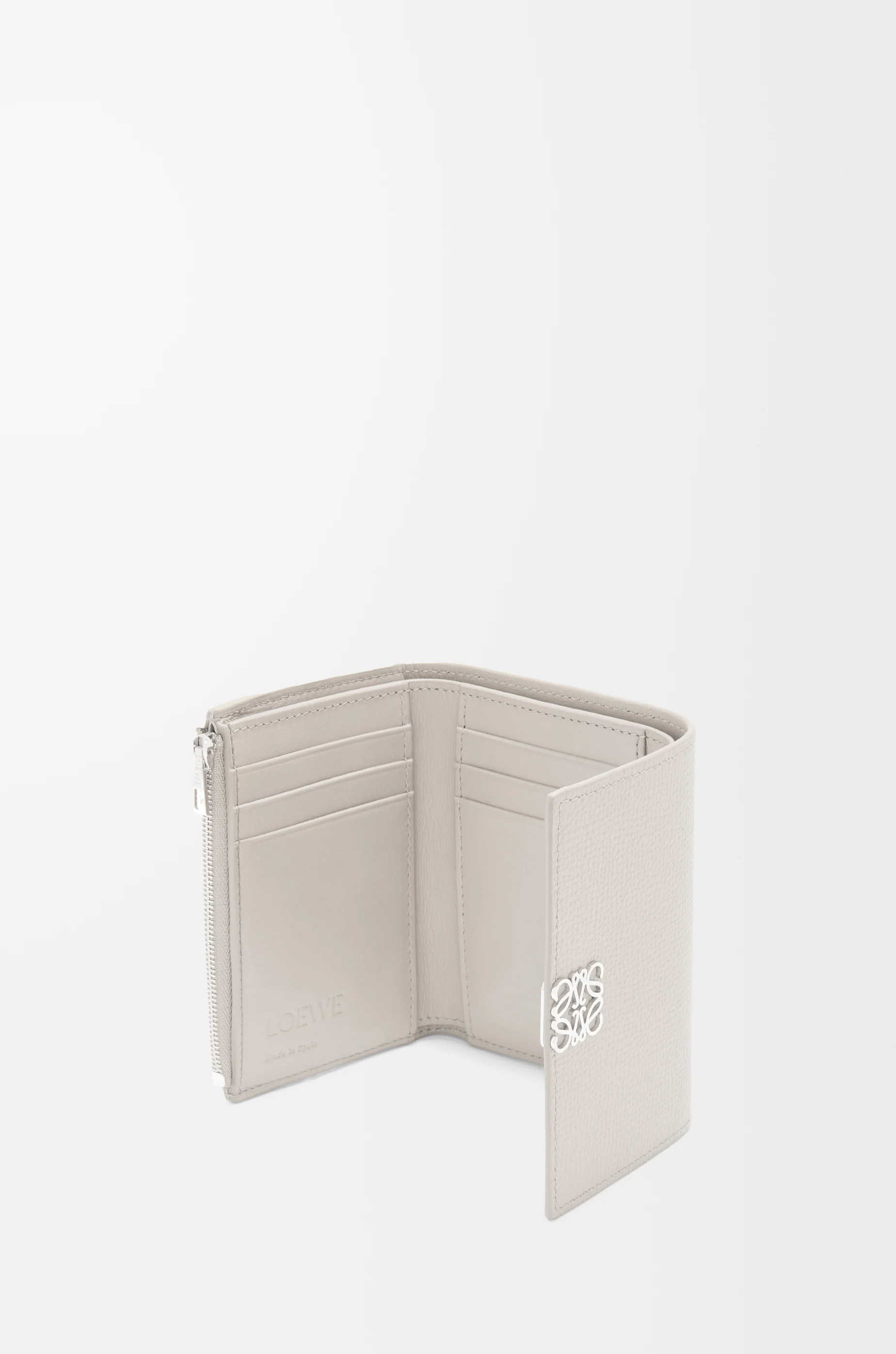 LOEWE Cartera vertical pequeña Anagram en piel de ternera Gris Claro