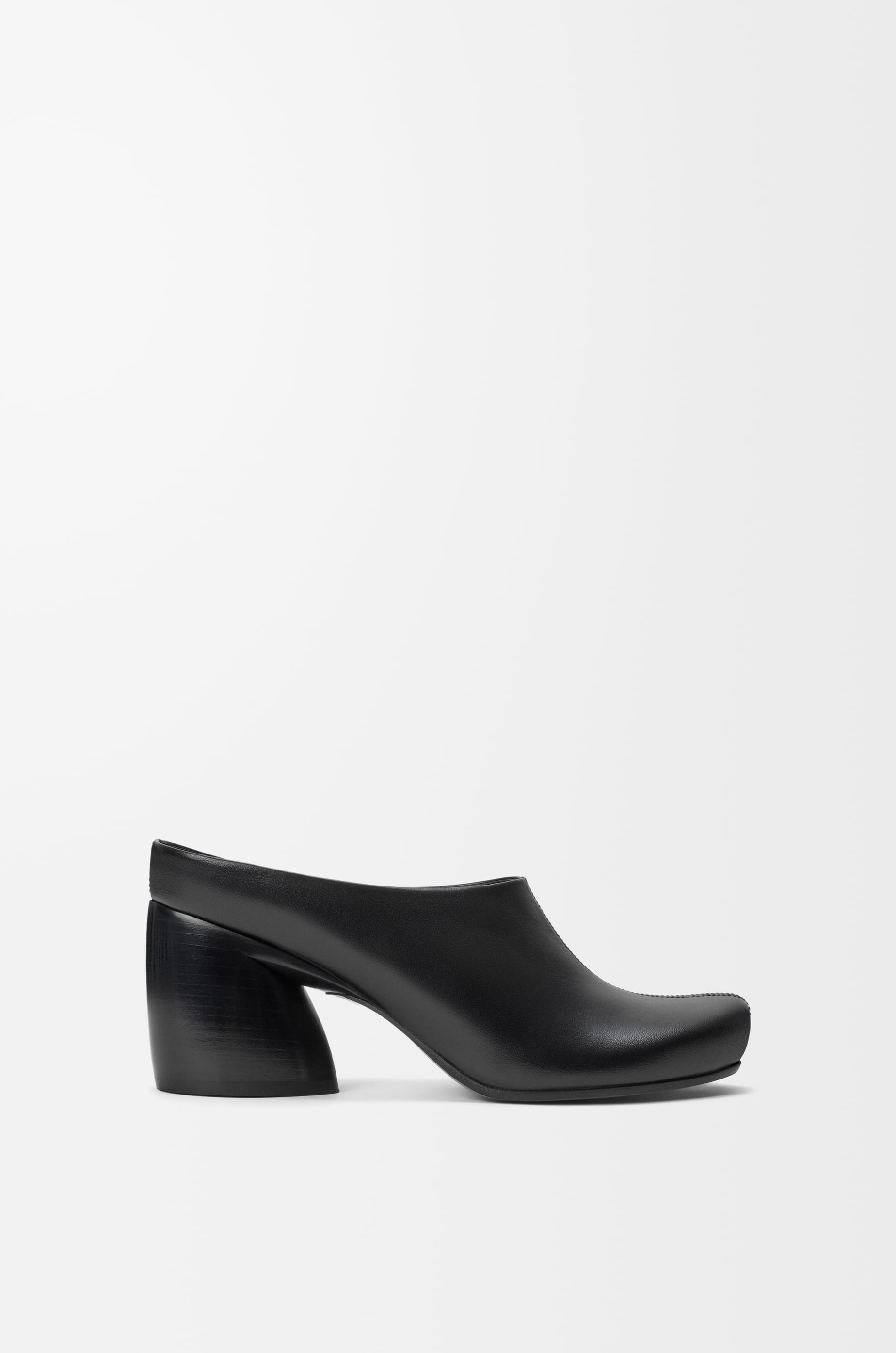 靴 amerivintage OVAL MOTIF VOLUME MULE Oval mule in lambskin Black - LOEWE USA Official Website