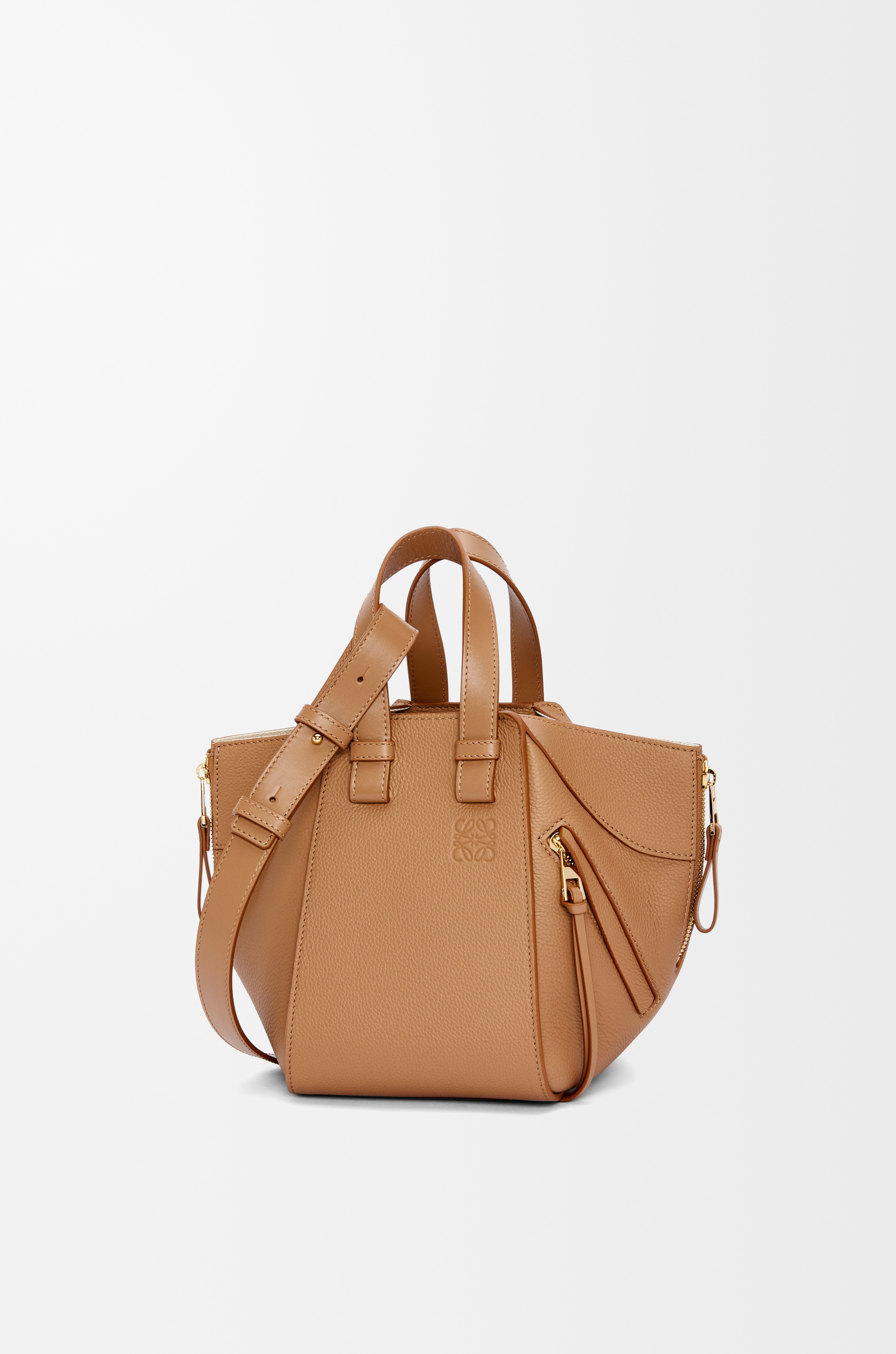 LOEWE Bolso Hammock Compact en piel de ternera Toffee
