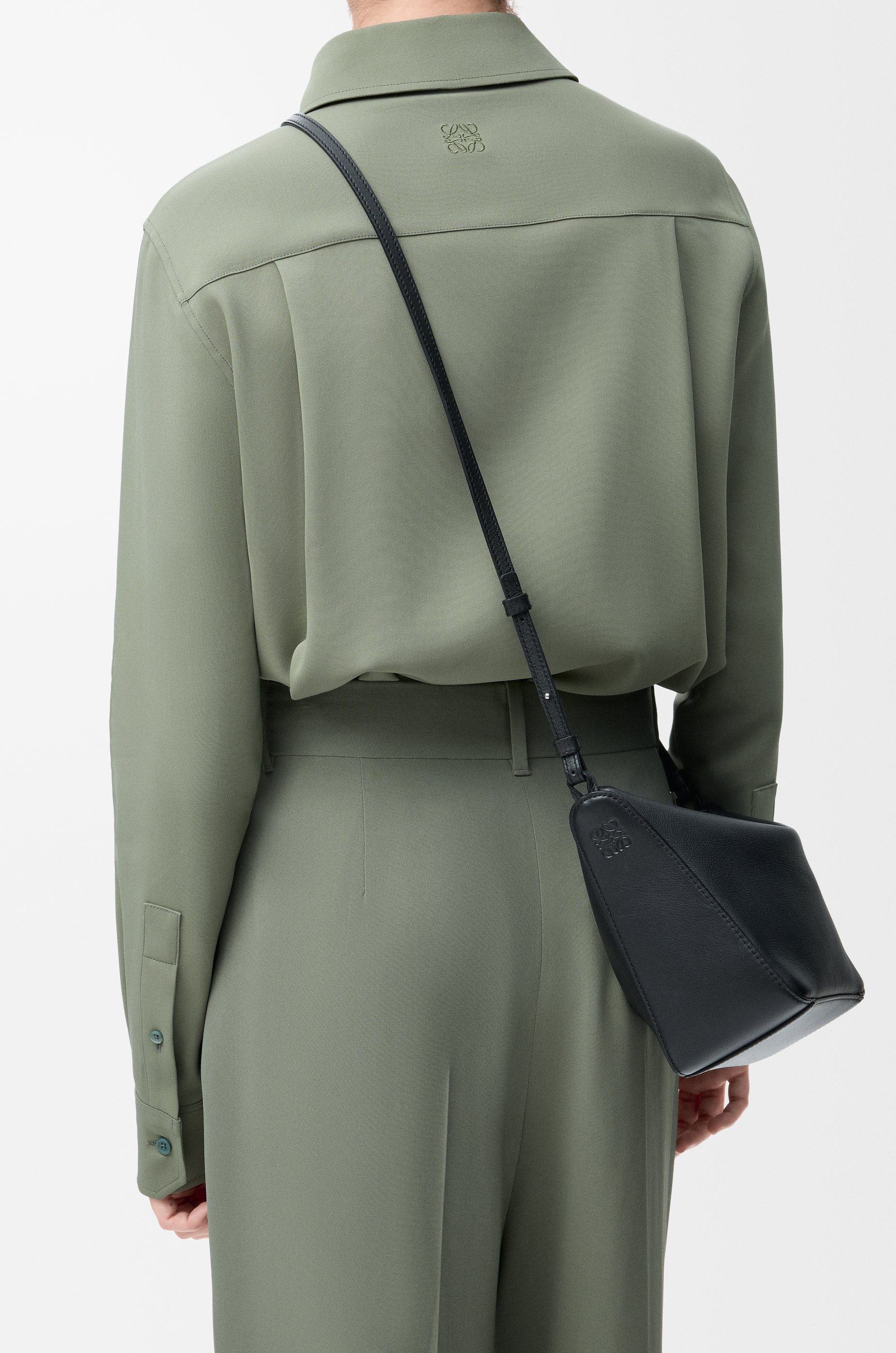 LOEWE Mini Hammock hobo en piel de ternera Negro