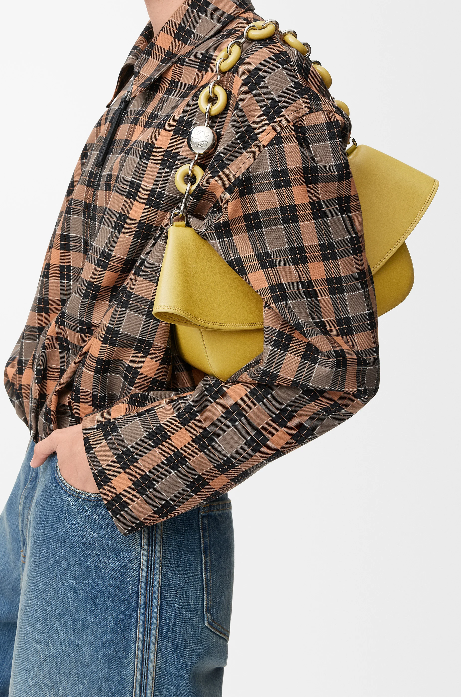 LOEWE 平滑小牛皮 Ola 中型包款 薑色