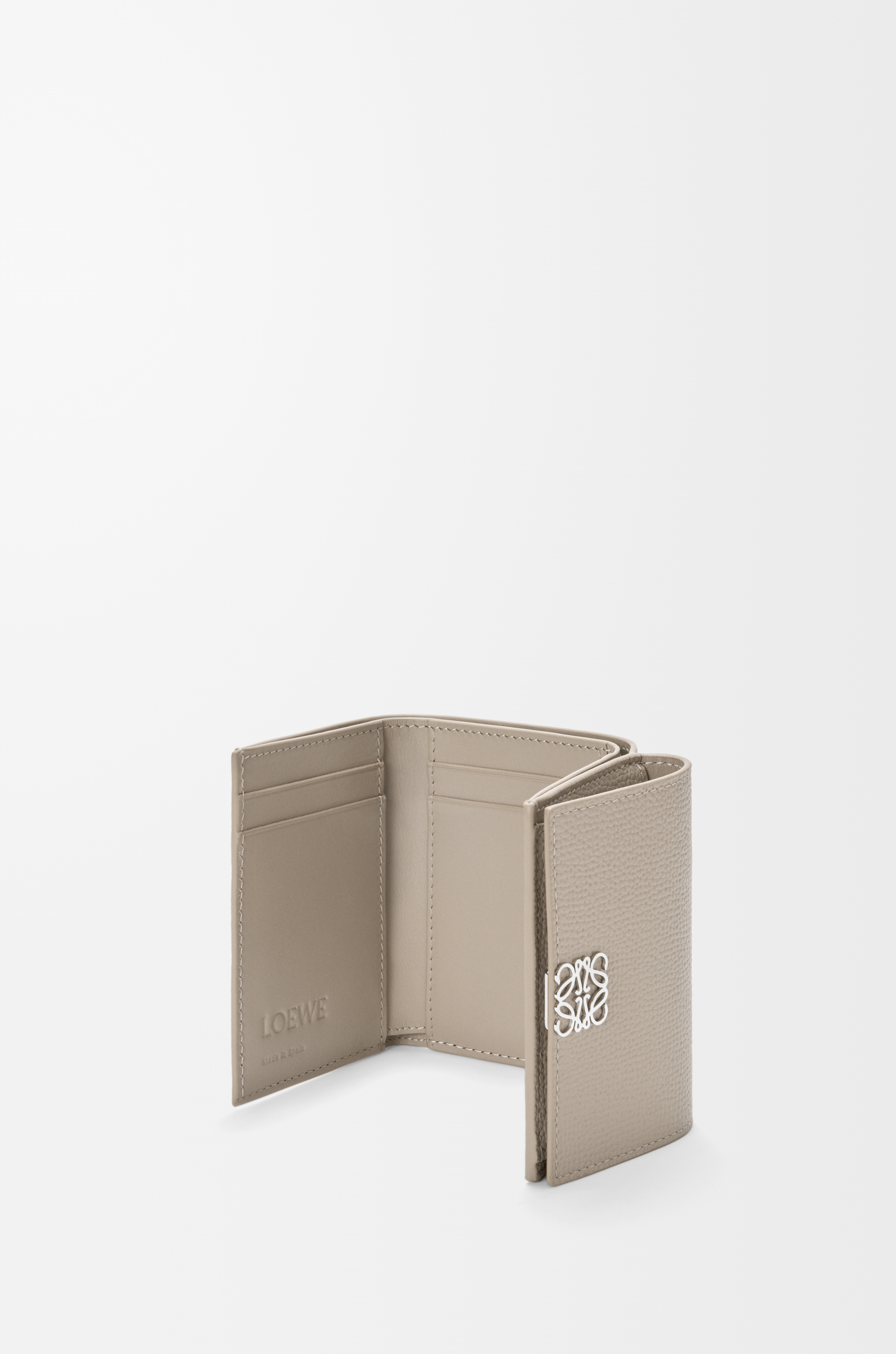 LOEWE Cartera con tres pliegues Anagram en piel de ternera Arcilla