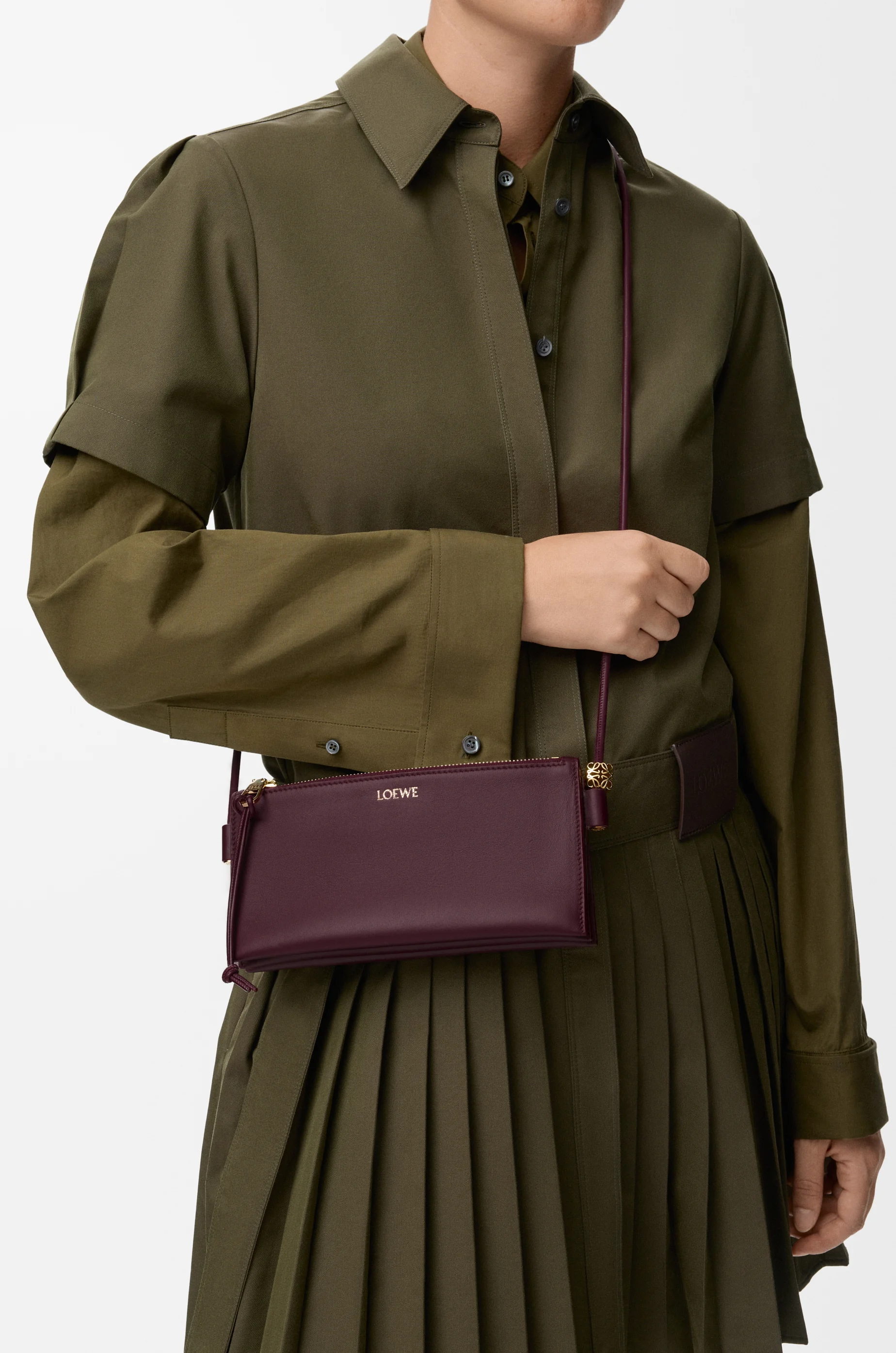 LOEWE 纳帕牛皮革 Joya 手拿包 深酒红