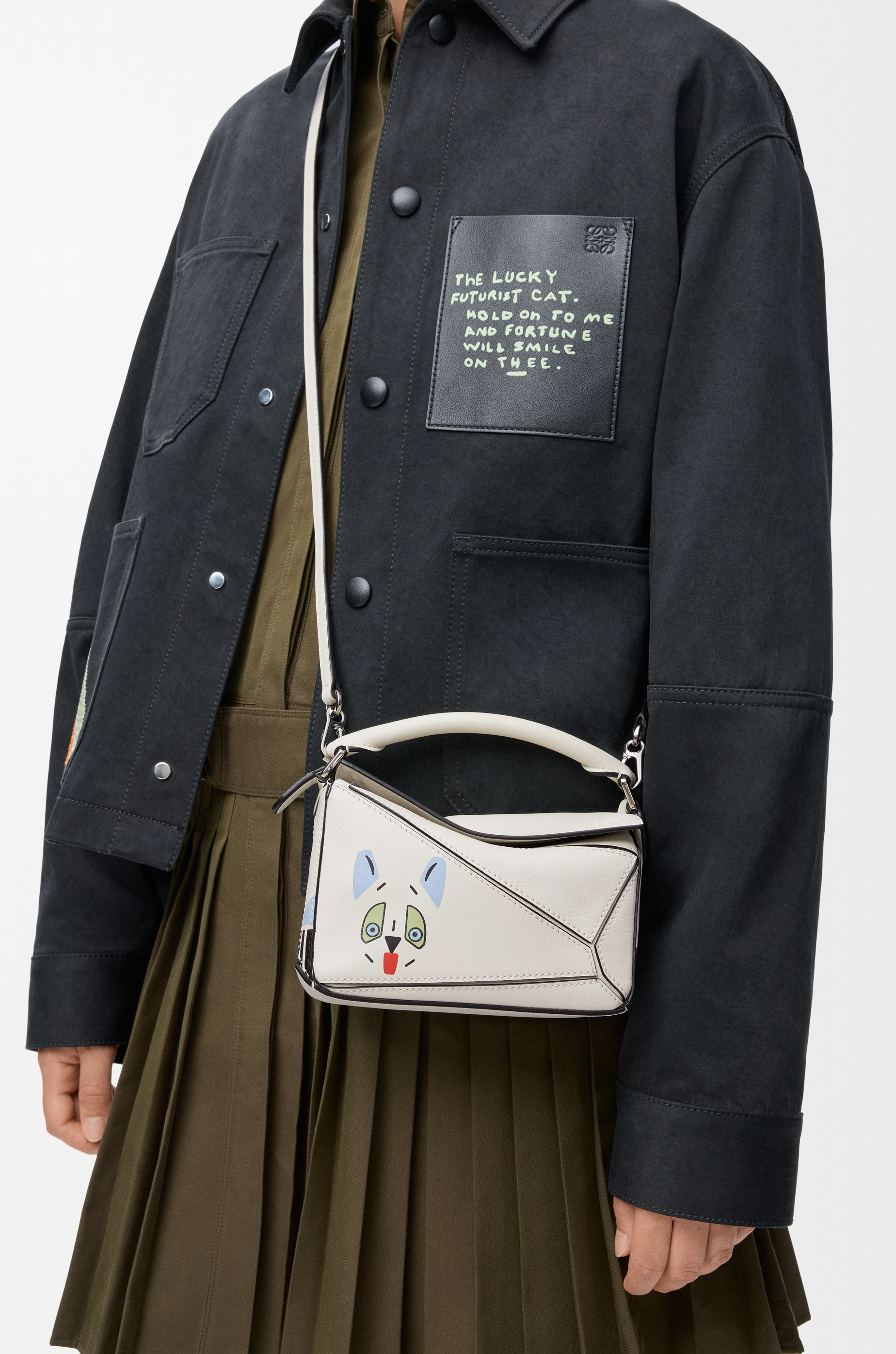 LOEWE Mini Futurist Cat Puzzle Tasche aus klassischem Kalbsleder Sanftes Weiß