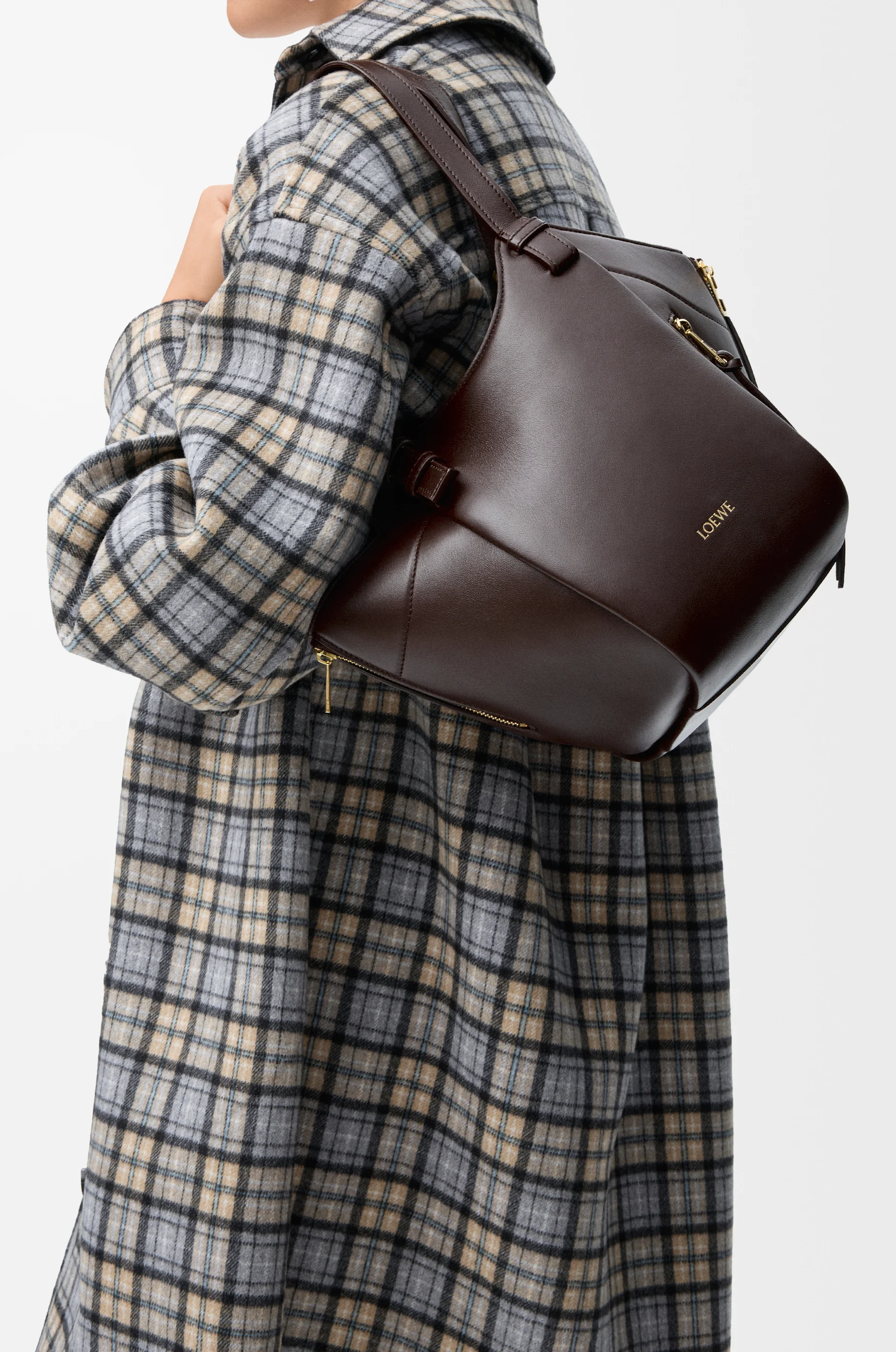 LOEWE Bolso Hammock Flip en piel de ternera clásica Brownie Oscuro