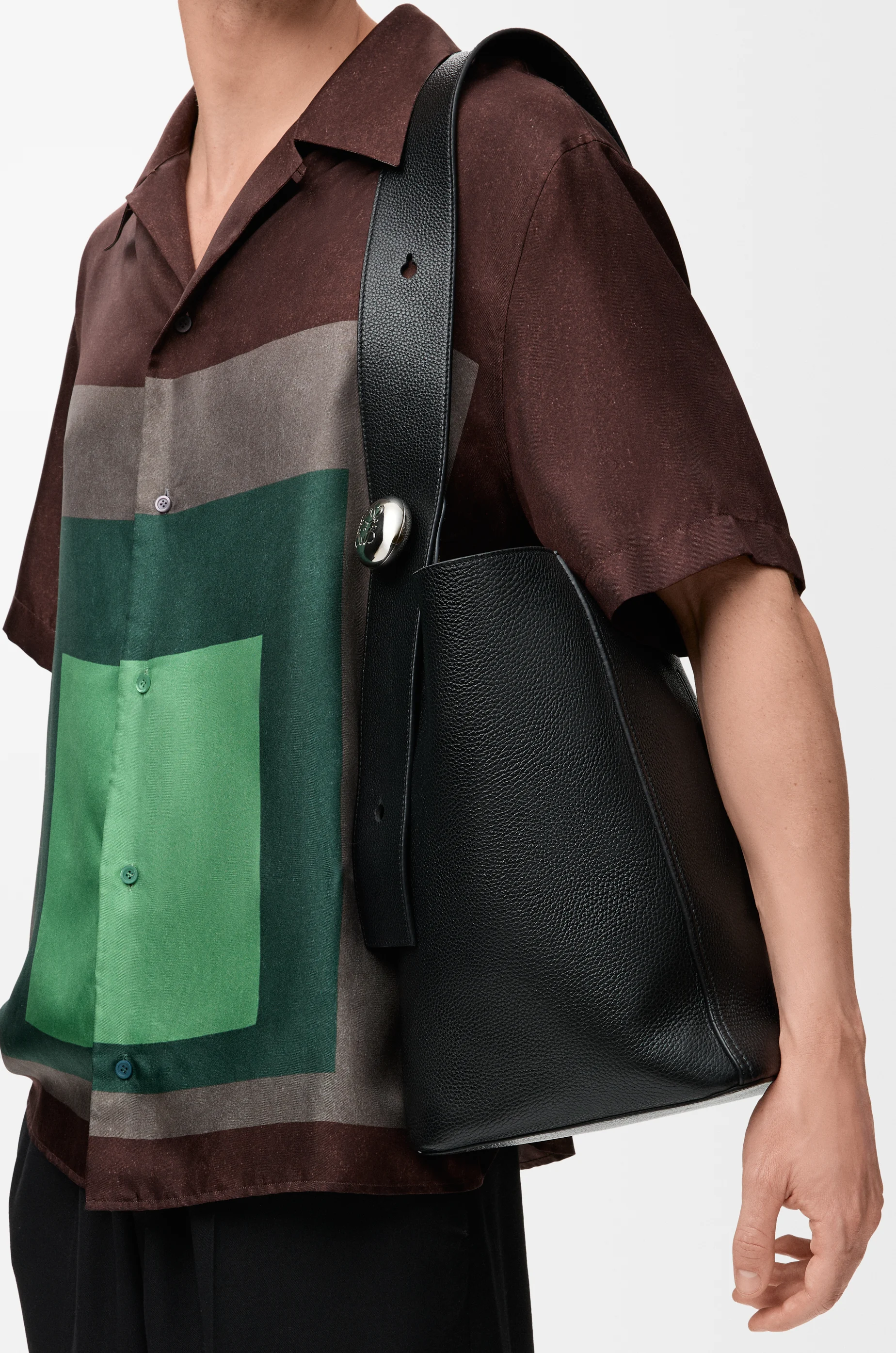 LOEWE Large Pebble bucket in supple grained calfskin Black