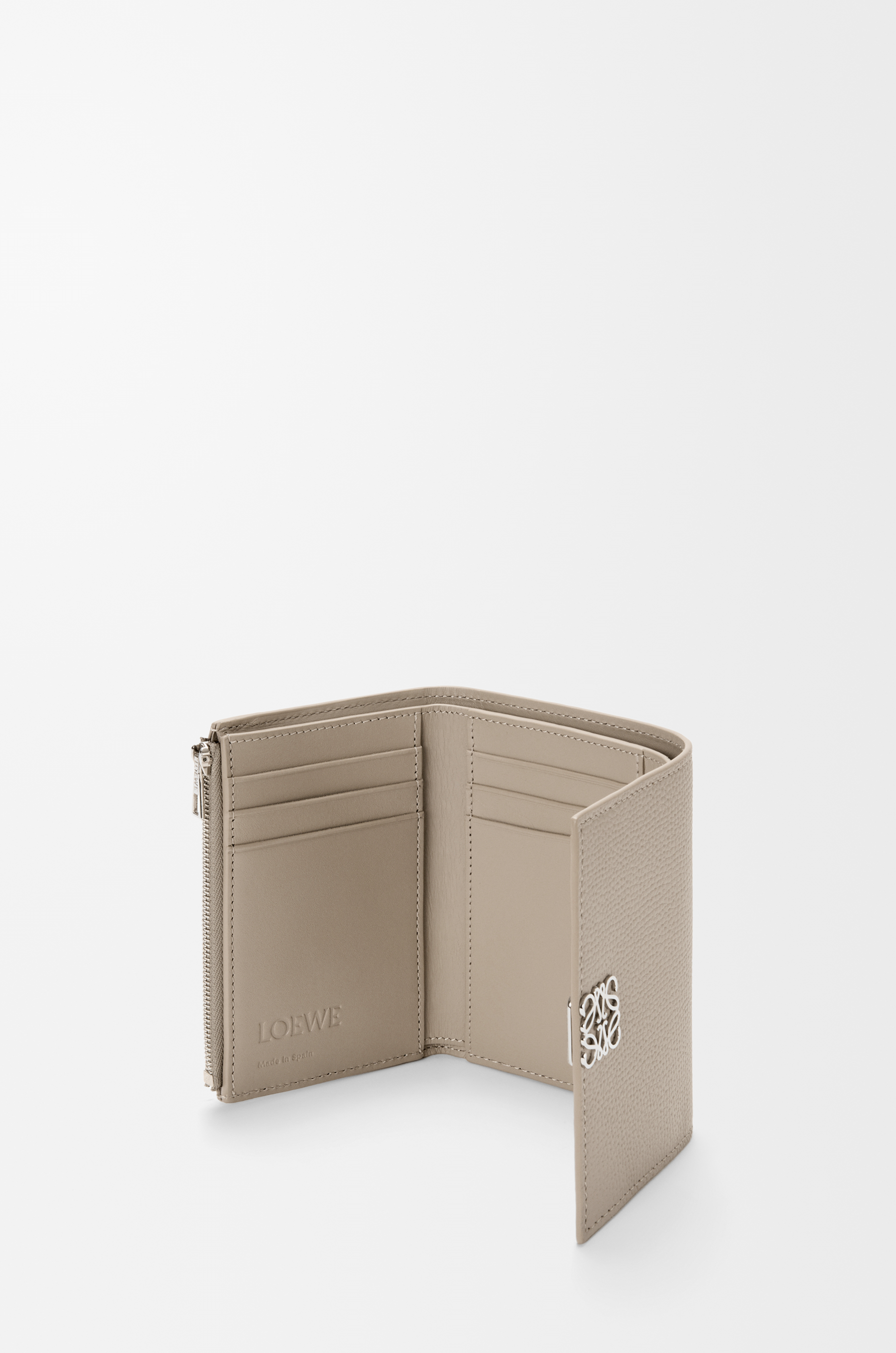 LOEWE Cartera vertical pequeña Anagram en piel de ternera Arcilla